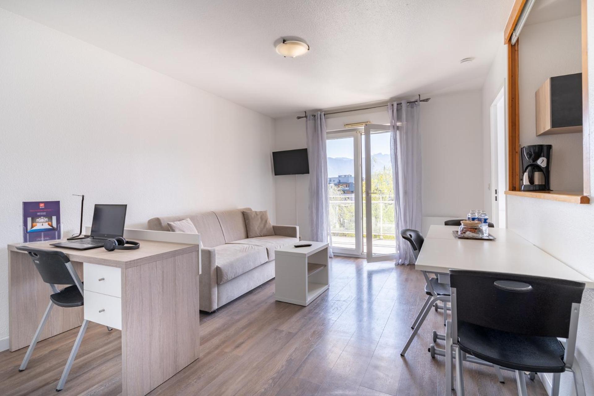Sejours & Affaires Annecy Le Pont Neuf Aparthotel
